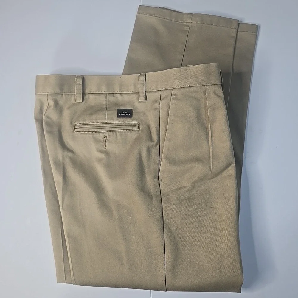 Dockers Pleated Chino Pants Mens 34x30 Khaki Classic Fit Cotton Minimalist Plain